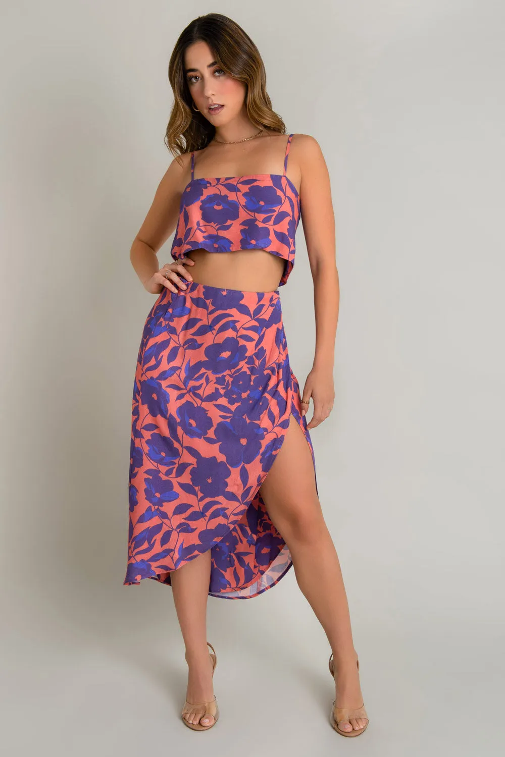 Crop top floral de fit fluido tirantes