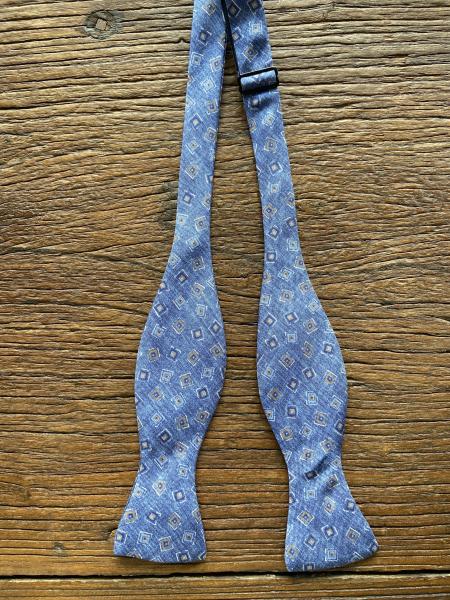 NAVY BRINKLEY MEDALLION BOW TIE