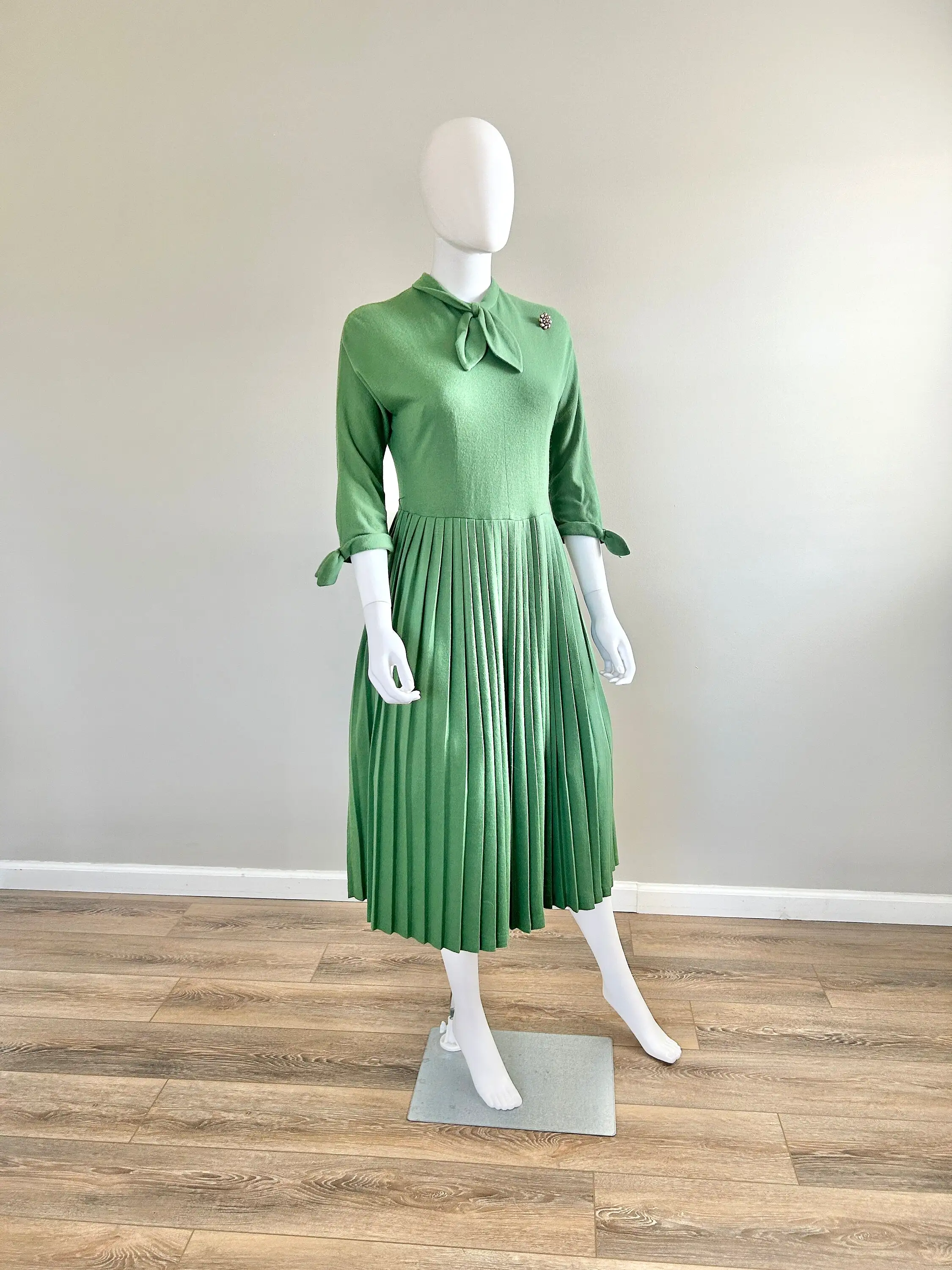 Vintage 1960s Green Plus Sized Knit Dress / 60s Retro Dress / Size XL