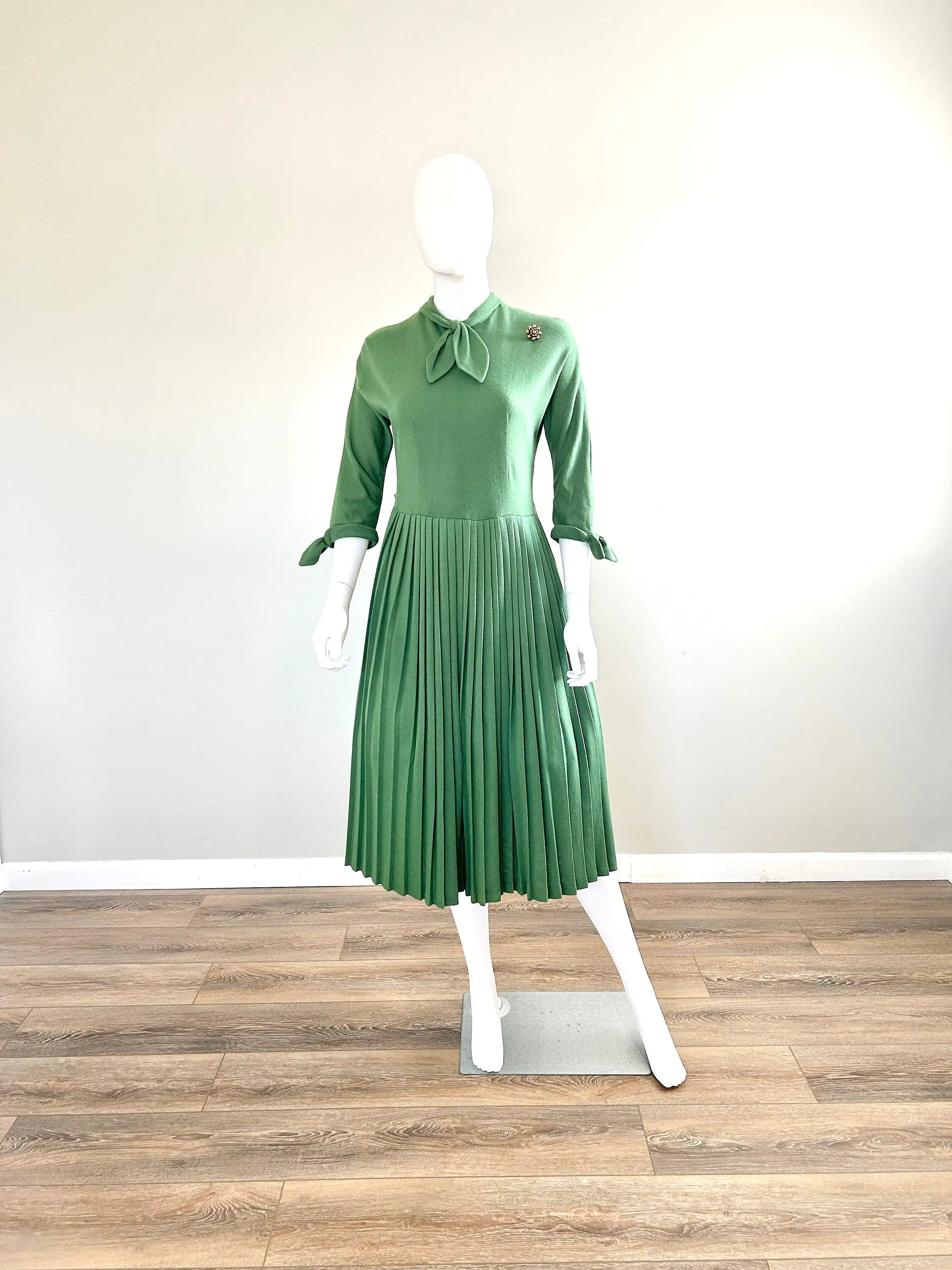 Vintage 1960s Green Plus Sized Knit Dress / 60s Retro Dress / Size XL