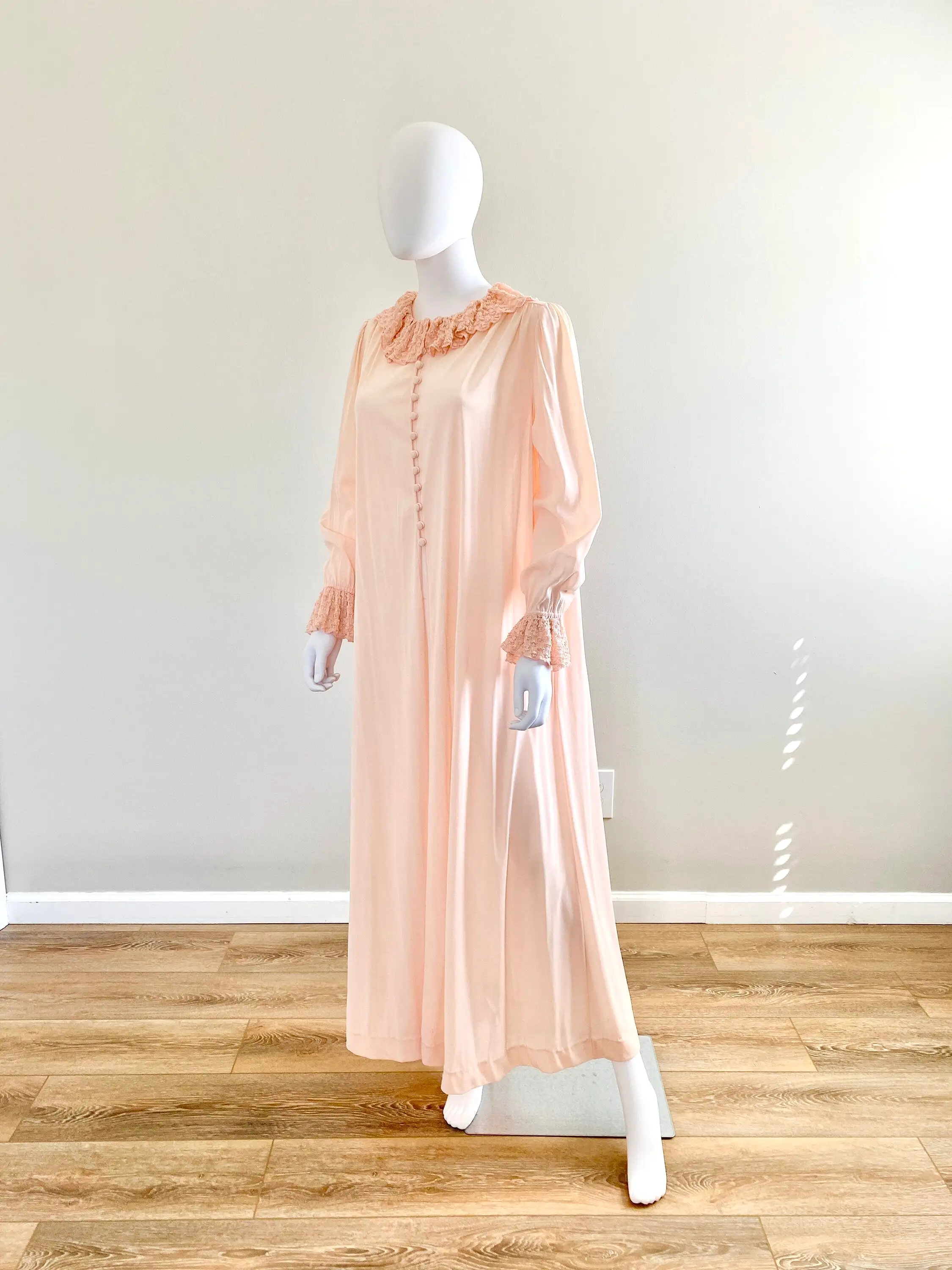 Vintage 1960s Pink Dressing Gown with Ruffled Collar / 60s retro robe / Size M L