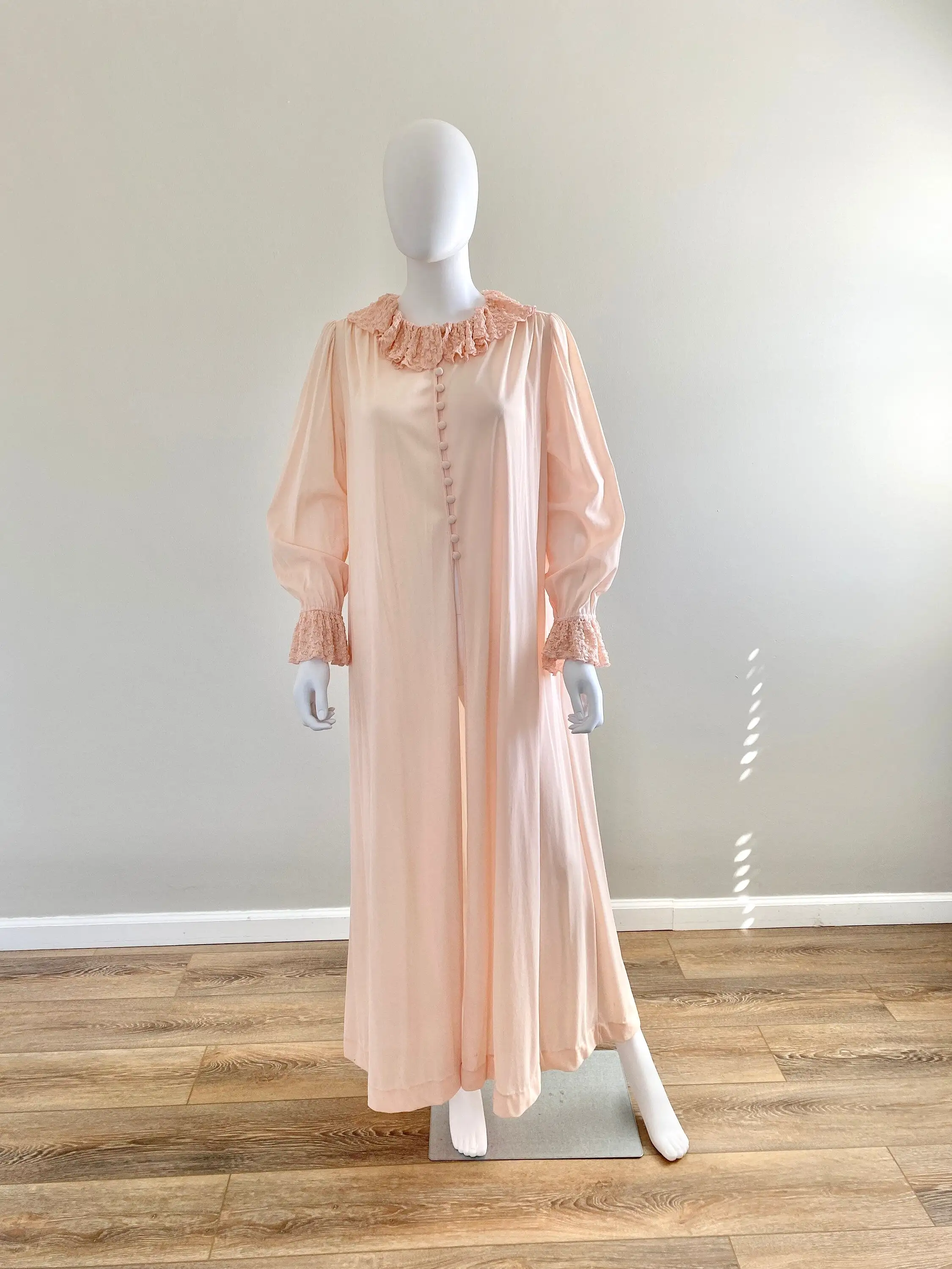 Vintage 1960s Pink Dressing Gown with Ruffled Collar / 60s retro robe / Size M L