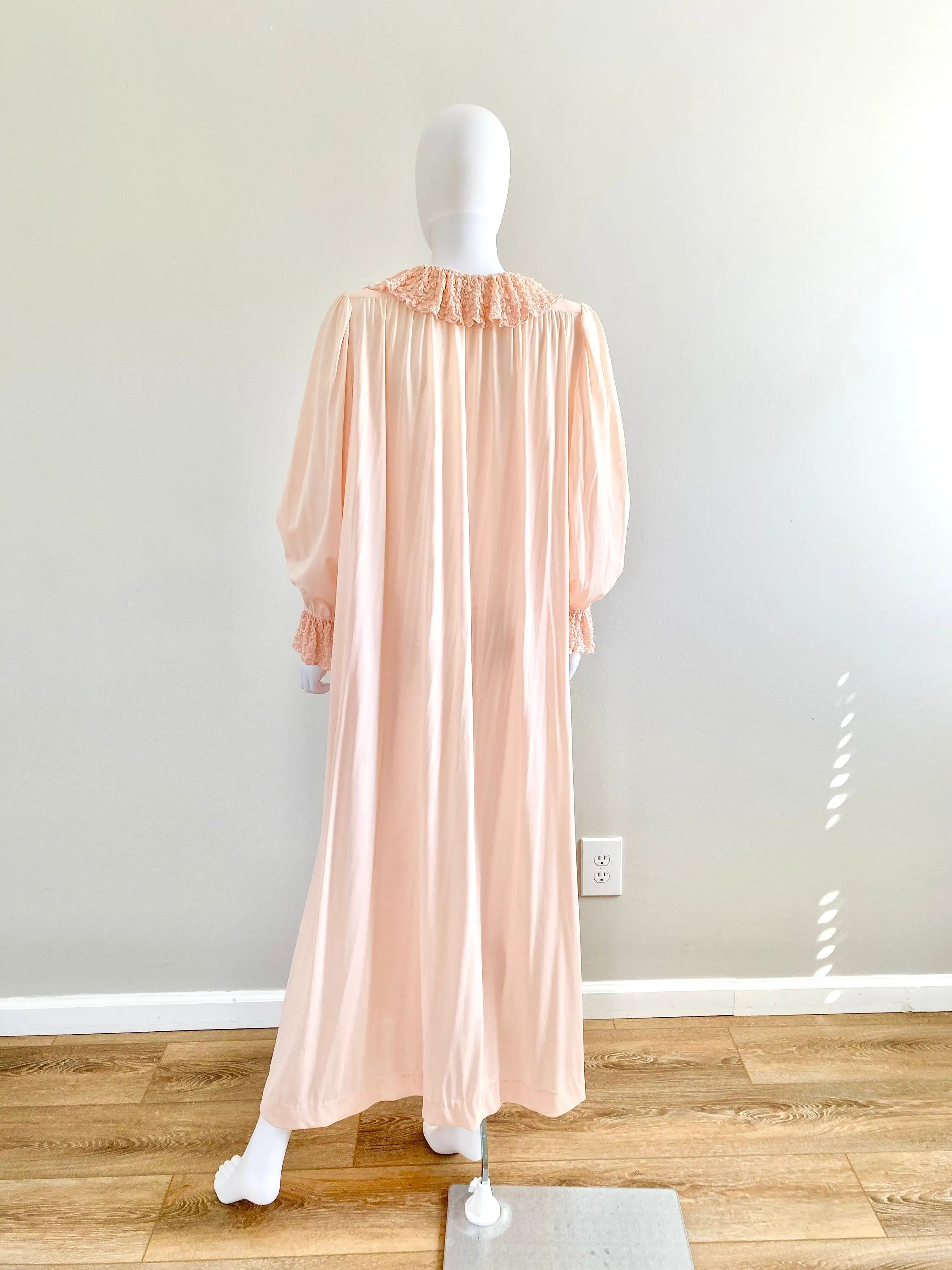 Vintage 1960s Pink Dressing Gown with Ruffled Collar / 60s retro robe / Size M L